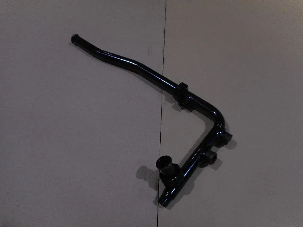 Vorlaufrohr aus Metall, schwarz beschichtet, mit mehreren Anschlüssen. Passend für Heizkessel-Anwendungen, möglicherweise von Remeha.